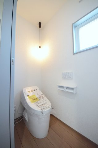 江波西1丁目のトイレ|タンクレスの為、トイレ空間が見違えるほど広々。圧迫感がなくなり、これまで置けなかった観葉植物やインテリアを楽しめます。