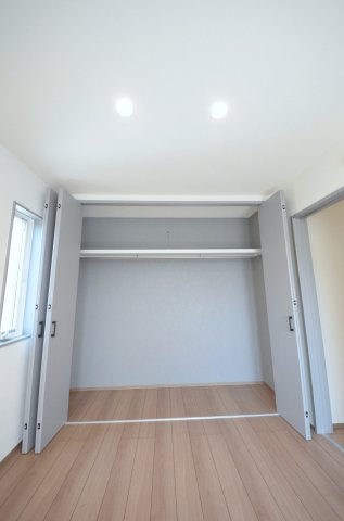 江波西1丁目の収納|各居室に機能的なクローゼットを完備。タンスなどの大型家具を買い足す必要がないため、お部屋の面積を最大限に活かせます。