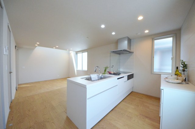 中筋三丁目のキッチン|南西向きで陽当たりが良く、窓の多いリビング空間。オープンタイプの対面式キッチンでリビングが隅まで見渡せます。キッチンにいながら小さなお子様にも目が届き安心です。