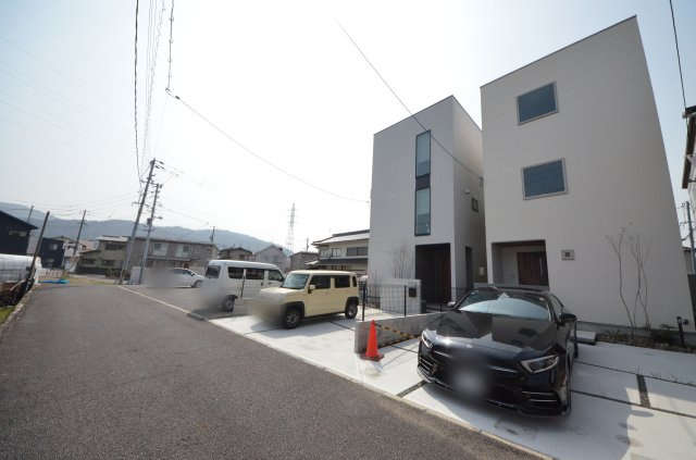 中筋三丁目の前面道路含む現地写真|前面道路は交通量が少なく駐車楽々
駐車並列二台可能です