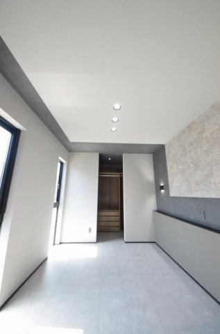 中山西二丁目の洋室|各居室に機能的なクローゼットを完備。タンスなどの大型家具を買い足す必要がないため、お部屋の面積を最大限に活かせます。