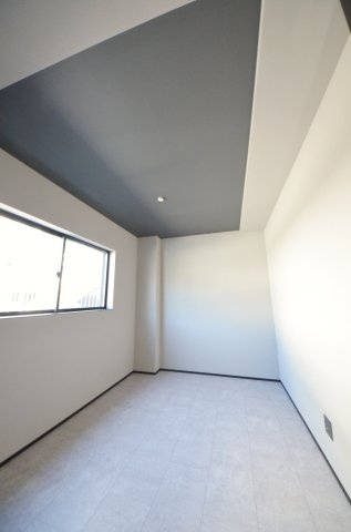 中山西二丁目の洋室|各居室に機能的なクローゼットを完備。タンスなどの大型家具を買い足す必要がないため、お部屋の面積を最大限に活かせます。