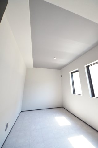 中山西二丁目の洋室|各居室に機能的なクローゼットを完備。タンスなどの大型家具を買い足す必要がないため、お部屋の面積を最大限に活かせます。