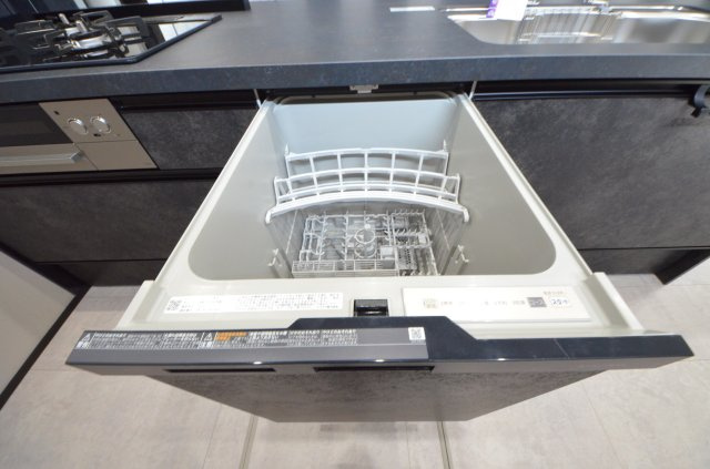 中山西二丁目のキッチン|置く場所を気にしないビルトイン型の食器洗浄乾燥機