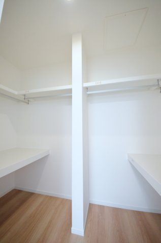 伴中央二丁目の収納|各居室に機能的なクローゼットを完備。タンスなどの大型家具を買い足す必要がないため、お部屋の面積を最大限に活かせます。