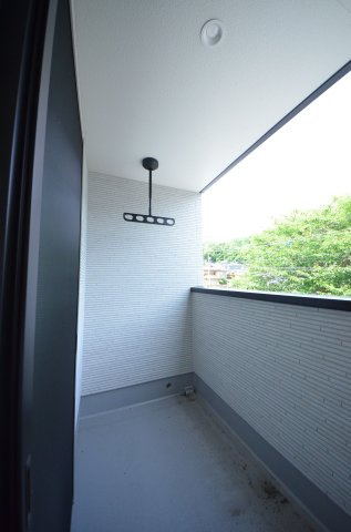 伴中央二丁目のバルコニー|屋根に守られたバルコニー。お出かけ中の急な雨でも洗濯物が濡れにくく安心です。