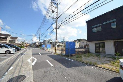 八幡東2丁目の前面道路含む現地写真|前面道路幅員7.3ｍ
交通量が少なく駐車楽々です