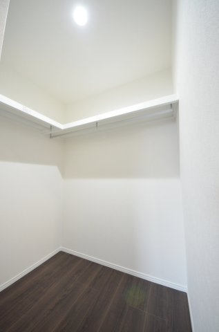 西原二丁目の収納|各居室に機能的なクローゼットを完備。タンスなどの大型家具を買い足す必要がないため、お部屋の面積を最大限に活かせます。