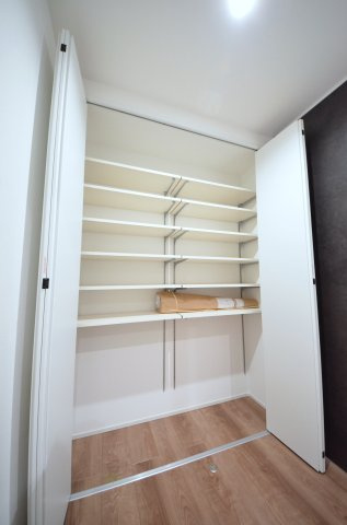 温品三丁目の収納|廊下に大容量の収納スペースがあります
