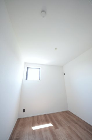 温品三丁目の洋室|各居室に機能的なクローゼットを完備。タンスなどの大型家具を買い足す必要がないため、お部屋の面積を最大限に活かせます。