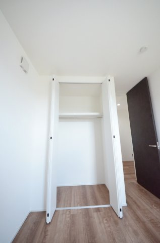 温品三丁目の収納|各居室に機能的なクローゼットを完備。タンスなどの大型家具を買い足す必要がないため、お部屋の面積を最大限に活かせます。