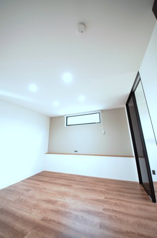 温品三丁目の洋室|各居室に機能的なクローゼットを完備。タンスなどの大型家具を買い足す必要がないため、お部屋の面積を最大限に活かせます。