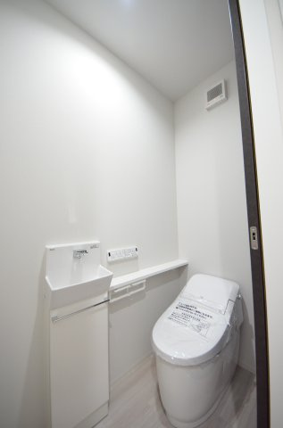 温品三丁目のトイレ|タンクレスの為、トイレ空間が見違えるほど広々。圧迫感がなくなり、これまで置けなかった観葉植物やインテリアを楽しめます。