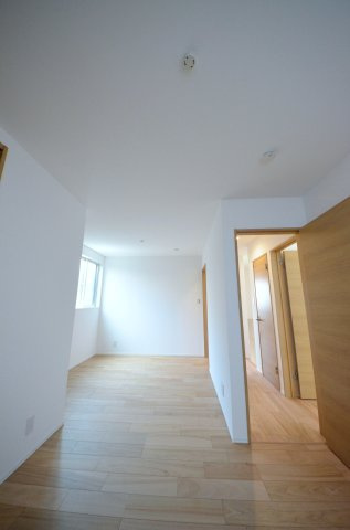 井口鈴が台三丁目の洋室|各居室に機能的なクローゼットを完備。タンスなどの大型家具を買い足す必要がないため、お部屋の面積を最大限に活かせます。