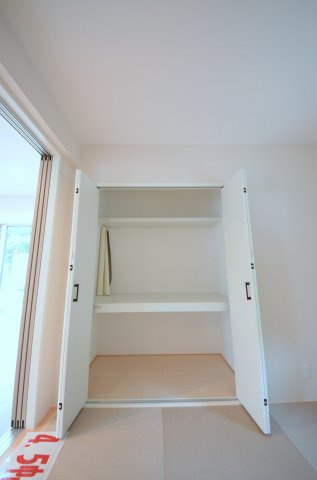 上平良字郡塚の収納|各居室に機能的なクローゼットを完備。タンスなどの大型家具を買い足す必要がないため、お部屋の面積を最大限に活かせます。