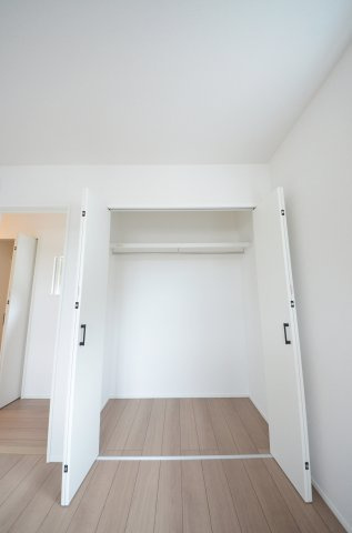 上平良字郡塚の収納|各居室に機能的なクローゼットを完備。タンスなどの大型家具を買い足す必要がないため、お部屋の面積を最大限に活かせます。