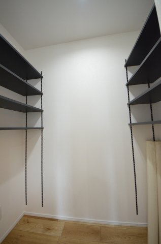 上平良字郡塚の収納|キッチン横には、ストック食品や大型調理家電もすっきり収まる大容量のパントリーがあります。