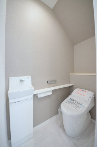 上平良字郡塚のトイレ|タンクレスの為、トイレ空間が見違えるほど広々。圧迫感がなくなり、これまで置けなかった観葉植物やインテリアを楽しめます。