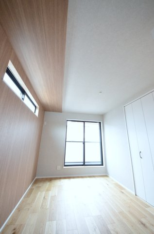上平良字郡塚の洋室|各居室に機能的なクローゼットを完備。タンスなどの大型家具を買い足す必要がないため、お部屋の面積を最大限に活かせます。