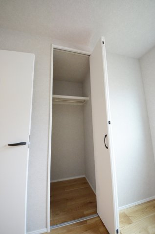 上平良字郡塚の収納|各居室に機能的なクローゼットを完備。タンスなどの大型家具を買い足す必要がないため、お部屋の面積を最大限に活かせます。