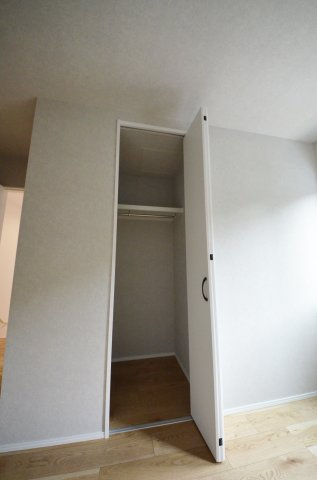 上平良字郡塚の収納|各居室に機能的なクローゼットを完備。タンスなどの大型家具を買い足す必要がないため、お部屋の面積を最大限に活かせます。