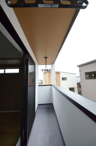上平良字郡塚のバルコニー|屋根に守られたバルコニー。お出かけ中の急な雨でも洗濯物が濡れにくく安心です。