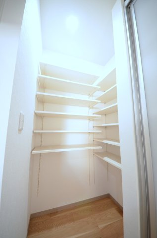 草津本町の収納|キッチン横には、ストック食品や大型調理家電もすっきり収まる大容量のパントリーがあります。