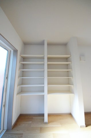 草津本町の収納|キッチン横には、ストック食品や大型調理家電もすっきり収まる大容量のパントリーがあります。