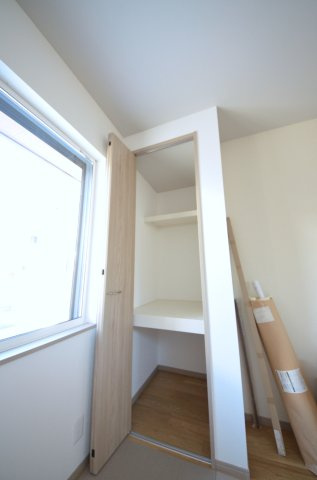 草津本町の収納|各居室に機能的なクローゼットを完備。タンスなどの大型家具を買い足す必要がないため、お部屋の面積を最大限に活かせます。