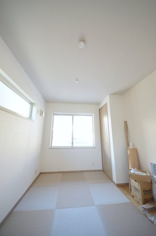 草津本町の洋室|各居室に機能的なクローゼットを完備。タンスなどの大型家具を買い足す必要がないため、お部屋の面積を最大限に活かせます。