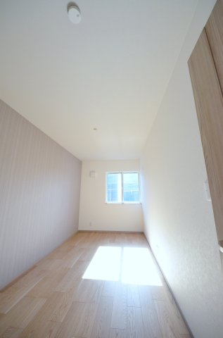 草津本町の洋室|各居室に機能的なクローゼットを完備。タンスなどの大型家具を買い足す必要がないため、お部屋の面積を最大限に活かせます。
