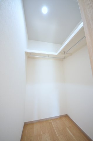 草津本町の収納|各居室に機能的なクローゼットを完備。タンスなどの大型家具を買い足す必要がないため、お部屋の面積を最大限に活かせます。