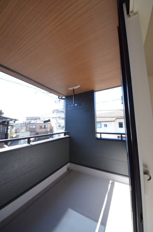 草津本町のバルコニー|屋根に守られたバルコニー。お出かけ中の急な雨でも洗濯物が濡れにくく安心です。