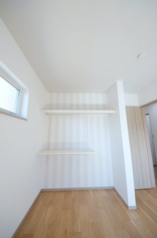 草津本町の収納|各居室に機能的なクローゼットを完備。タンスなどの大型家具を買い足す必要がないため、お部屋の面積を最大限に活かせます。