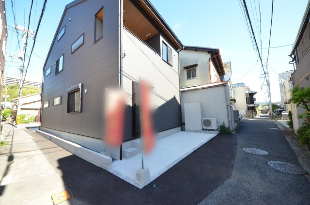 草津本町の前面道路含む現地写真|前面道路は交通量が少なく駐車楽々