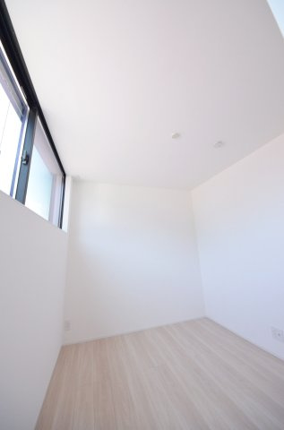 江波二本松2丁目の洋室|各居室に機能的なクローゼットを完備。タンスなどの大型家具を買い足す必要がないため、お部屋の面積を最大限に活かせます。