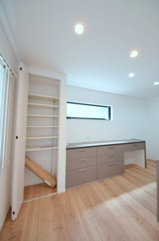 宮島口上一丁目の収納|キッチン本体と同じデザイン・カラーで統一されたカップボードを標準装備。家具を買い足す必要がなく、モデルルームのような洗練された空間が最初から手に入ります。