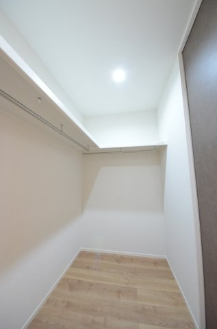 宮島口上一丁目の収納|大型ウォークインクローゼットを完備。季節もののコートやスーツ、カバンまで一箇所に集約できるので、お部屋にタンスを置く必要がありません。