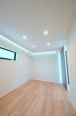 宮島口上一丁目の洋室|各居室に機能的なクローゼットを完備。タンスなどの大型家具を買い足す必要がないため、お部屋の面積を最大限に活かせます。
