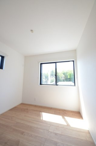 宮島口上一丁目の洋室|各居室に機能的なクローゼットを完備。タンスなどの大型家具を買い足す必要がないため、お部屋の面積を最大限に活かせます。