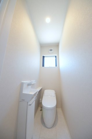 宮島口上一丁目のトイレ|タンクレスの為、トイレ空間が見違えるほど広々。圧迫感がなくなり、これまで置けなかった観葉植物やインテリアを楽しめます。
