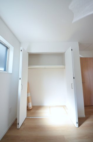 横浜東一丁目の収納|各居室に機能的なクローゼットを完備。タンスなどの大型家具を買い足す必要がないため、お部屋の面積を最大限に活かせます。