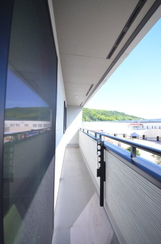 横浜東一丁目のバルコニー|屋根に守られたバルコニー。お出かけ中の急な雨でも洗濯物が濡れにくく安心です。