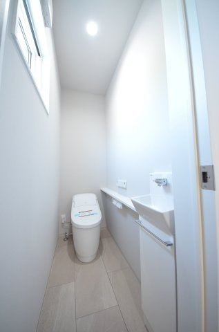 温品三丁目のトイレ|タンクレスの為、トイレ空間が見違えるほど広々。圧迫感がなくなり、これまで置けなかった観葉植物やインテリアを楽しめます。