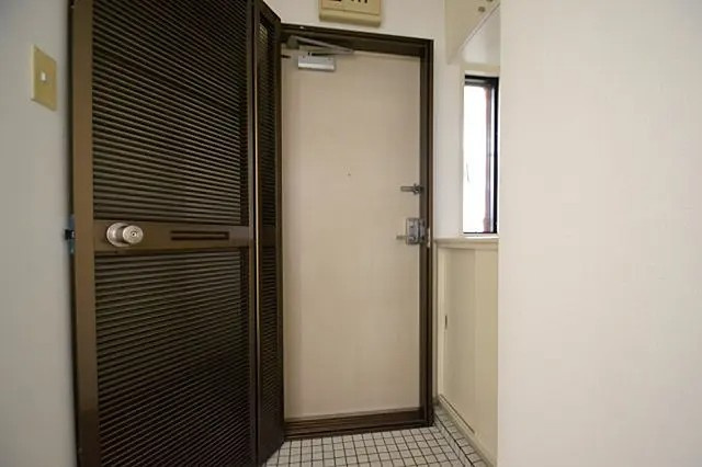 ライオンズマンション六甲口の玄関