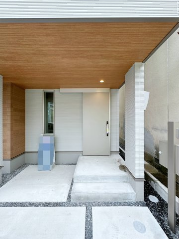 安佐南区山本6丁目の玄関|玄関ポーチ☆
屋根も付いており、雨が降っても濡れる心配はありません♪