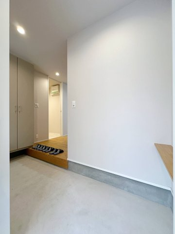 安佐南区山本6丁目の玄関|広々とした玄関ホール☆
流行りのモルタル仕上げでモダンな雰囲気のある玄関です！