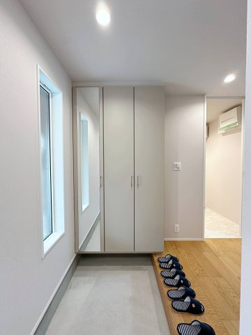 安佐南区山本6丁目の収納|姿見付きシューズボックス☆
大容量のシューズボックスの為、靴もたくさん収納が可能です♪