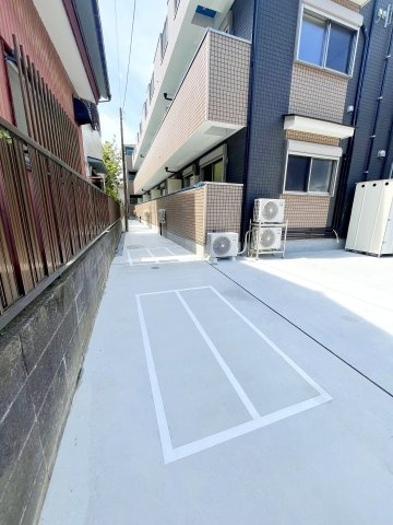 ブリリアンス根岸の駐車場
