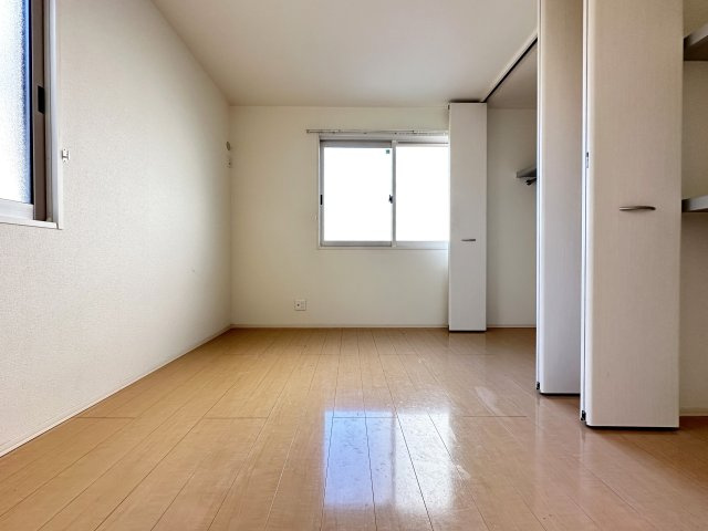 コモド伊勢崎の洋室